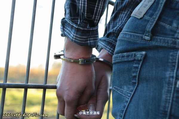 girlsinsteel - Cold day in handcuffs 第 103 张图片