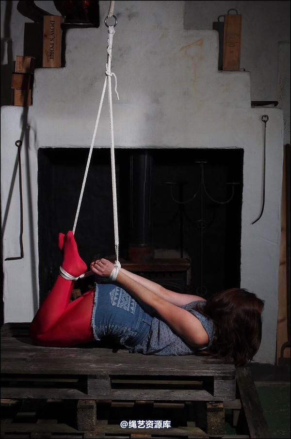 simplytied - Trisha back in red tights 第 13 张图片