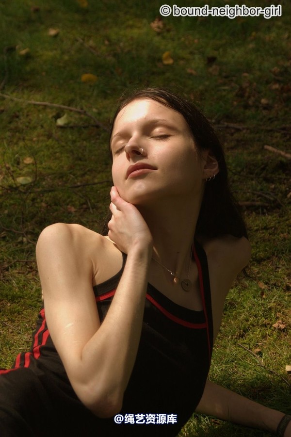 bound-neighbor-girl - Tanja - Tied up in the forest 3 第 5 张图片
