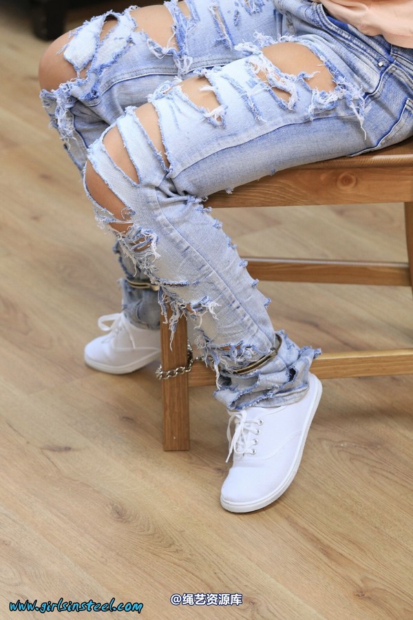 girlsinsteel - Tightly cuffed to the chair with watch 第 85 张图片