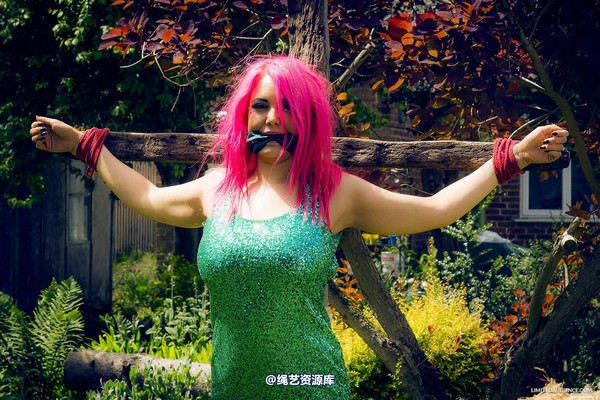 limitedaudience - 2013 elle displayed outdoors 第 32 张图片