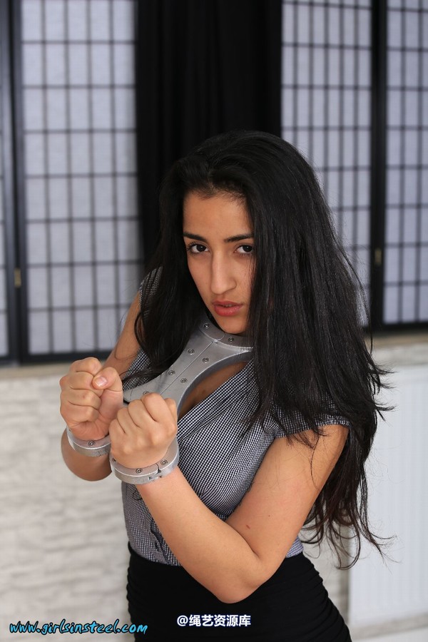 girlsinsteel - Business girl cuffed with fiddle 第 40 张图片