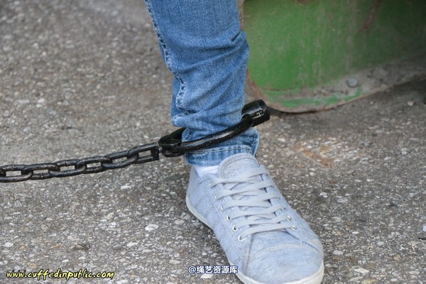 girlsinsteel - Cuffed to a heavy container 第 68 张图片