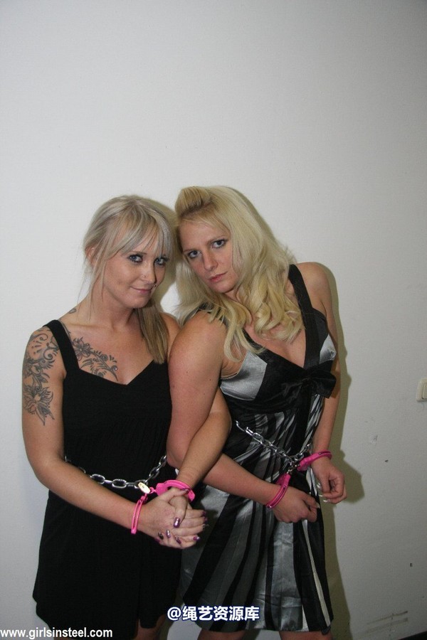 girlsinsteel - 2 girls walking in handcuffs 第 28 张图片