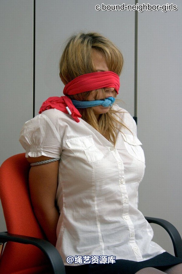 bound-neighbor-girl - Guest Helena alone in the office part 1 第 13 张图片