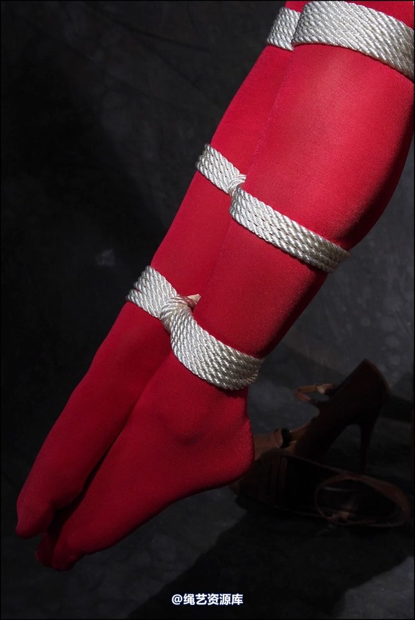 simplytied - She wanted to wear red tights 第 42 张图片