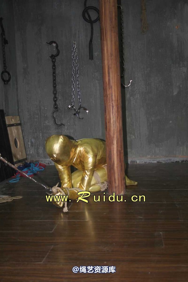 锐度主张 - 20070928第35期 影片胶衣紧缚悬吊图片 第 7 张图片