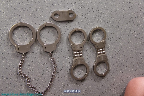 girlsinsteel - Multiple handcuffed at the beam 第 43 张图片