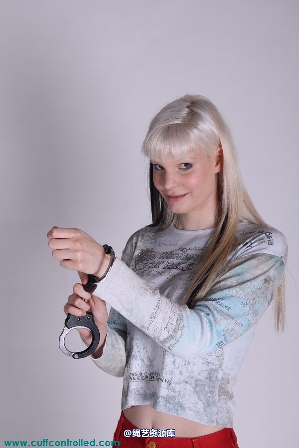 girlsinsteel - Handcuffed girl in high heels 第 23 张图片