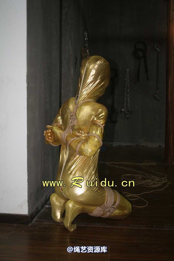 锐度主张 - 20070921第34期 影片胶衣紧缚悬吊图片 第 6 张图片