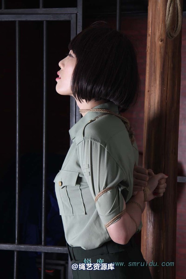 锐度主张 - 军服五花模特：碧菡 第 14 张图片