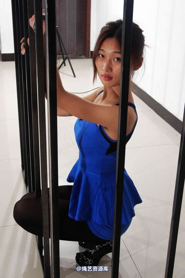 mj影视 - 倾心 前凸后翘的性感黑丝女犯-2013-03-26 第 241 张图片