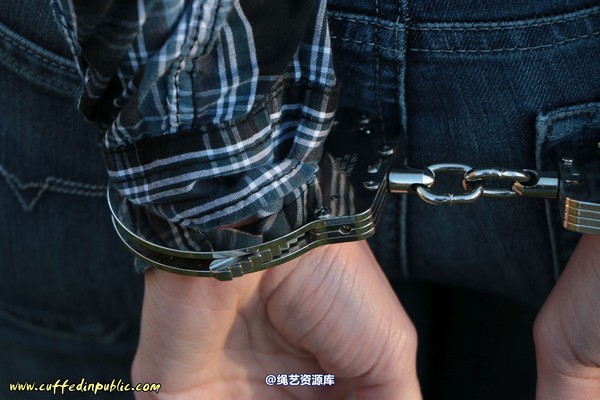 girlsinsteel - Cold day in handcuffs 第 47 张图片