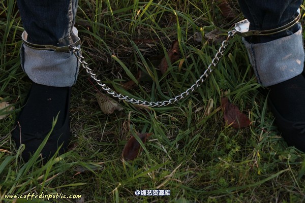 girlsinsteel - Cold day in handcuffs 第 87 张图片