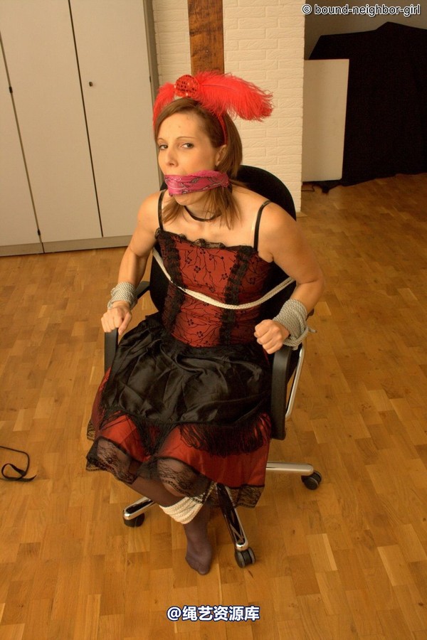 bound-neighbor-girl - Susan - Tied in costumes 第 37 张图片