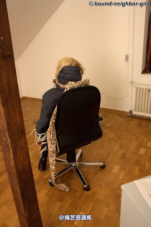 bound-neighbor-girl - Julia - Tied up in the office 5 第 39 张图片
