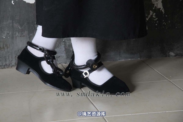 锐度主张 - 黑布鞋白袜镣铐模特：小芳 第 3 张图片