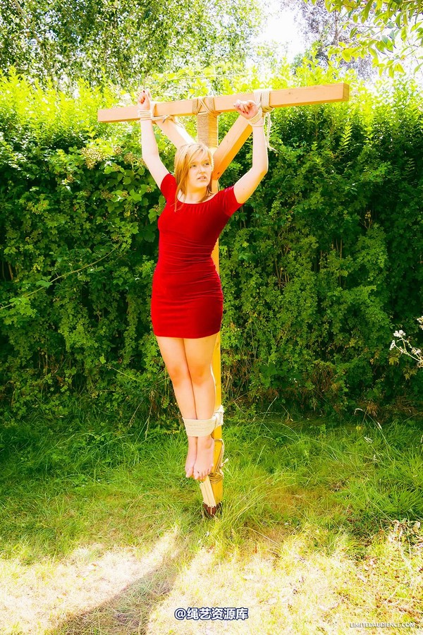 limitedaudience - 2014 bryony fuller alone on the cross 3 第 38 张图片
