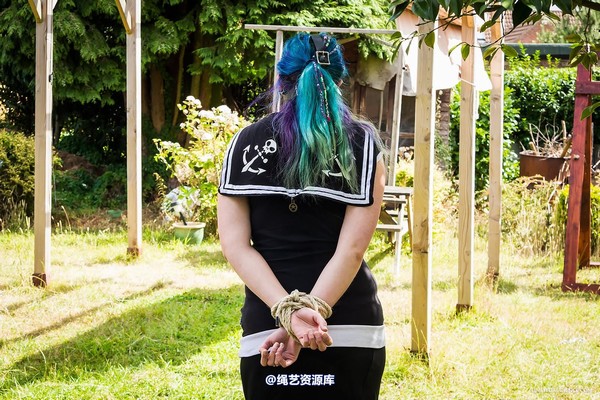 limitedaudience - 2014 beckykat walking captive 第 2 张图片