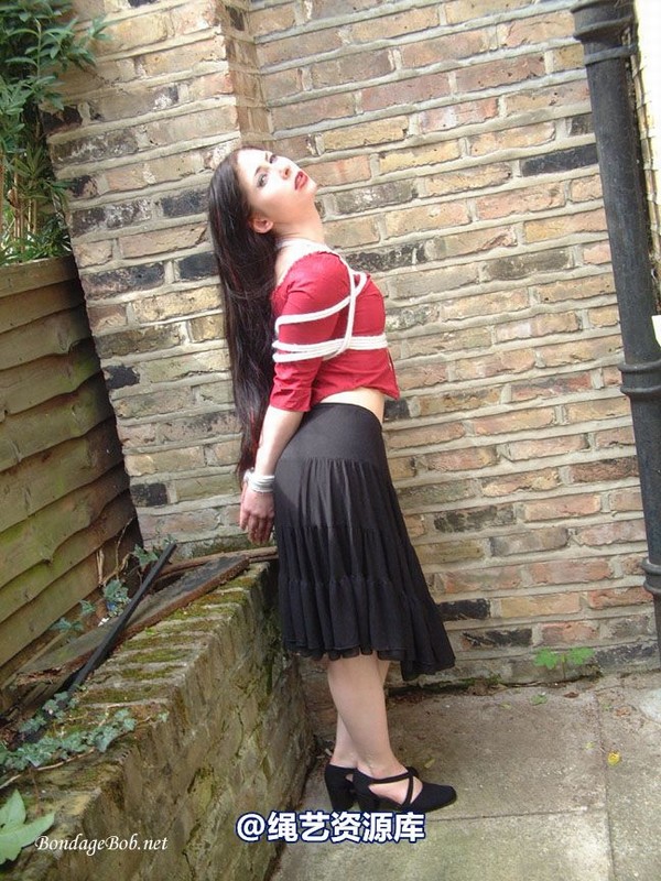 bondagebob - Lydia Tied Outdoors 第 8 张图片