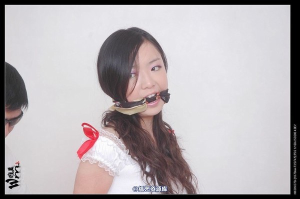 唯美之家 - 2008-11-05萧雅丝巾堵嘴 第 6 张图片
