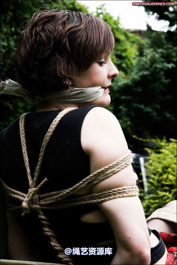 limitedaudience - 2008 ellie west bench bound wench 2 第 20 张图片