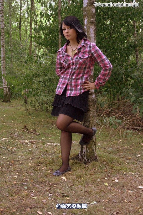 bound-neighbor-girl - Nadine - Adventure in the woods part 1 第 6 张图片