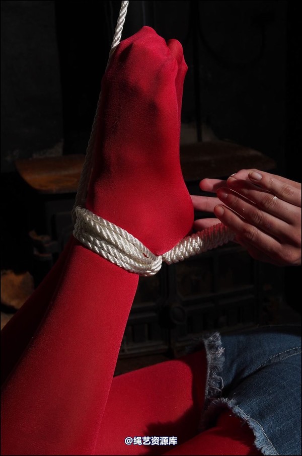 simplytied - Trisha back in red tights 第 21 张图片