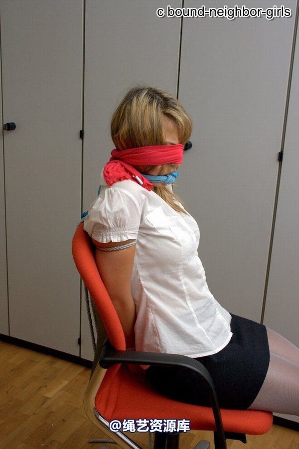 bound-neighbor-girl - Guest Helena alone in the office part 1 第 26 张图片