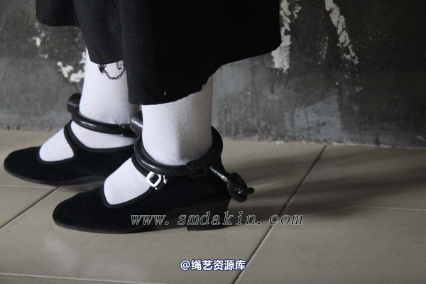 锐度主张 - 黑布鞋白袜镣铐模特：小芳 第 22 张图片