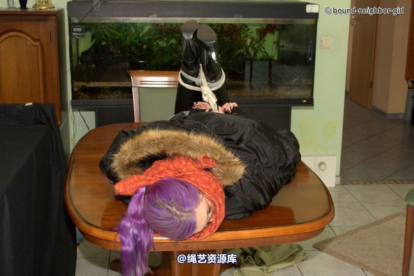 bound-neighbor-girl - Zora in winter jacket tied 1 第 33 张图片