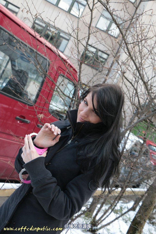 girlsinsteel - Cuffed at the parking area 第 31 张图片