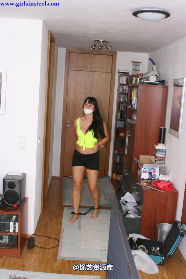 girlsinsteel - Dani and Vicky in 10 (!) neckcuffs 第 93 张图片