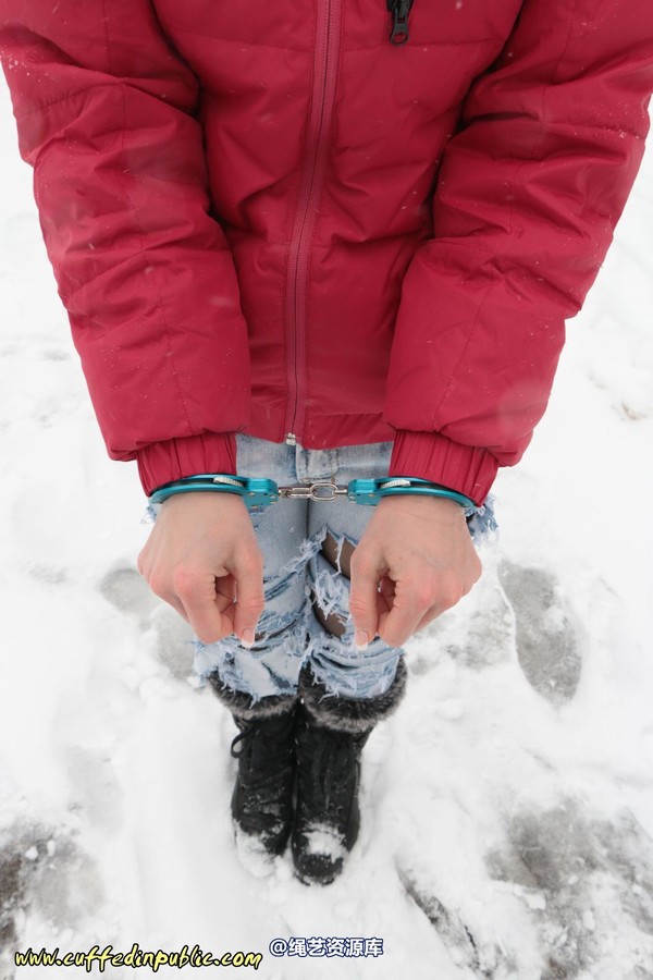 girlsinsteel - Cuffed in the snow 第 1 张图片