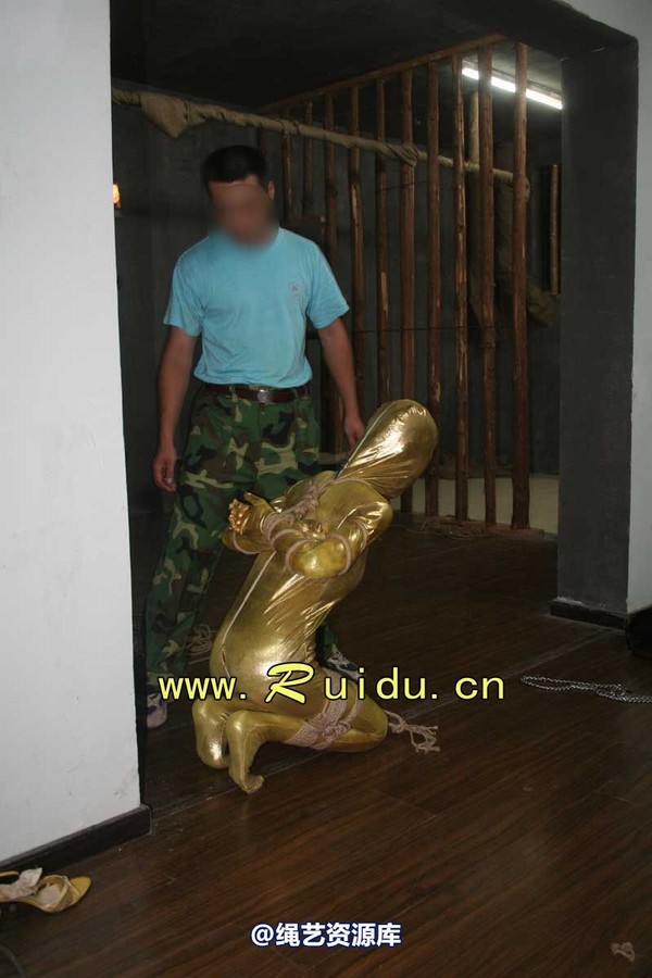 锐度主张 - 20070921第34期 影片胶衣紧缚悬吊图片 第 25 张图片