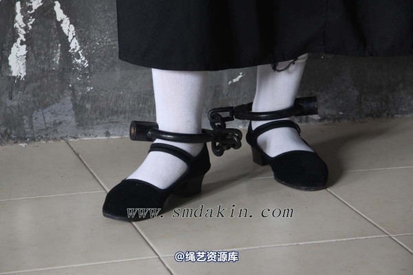 锐度主张 - 黑布鞋白袜镣铐模特：小芳 第 9 张图片