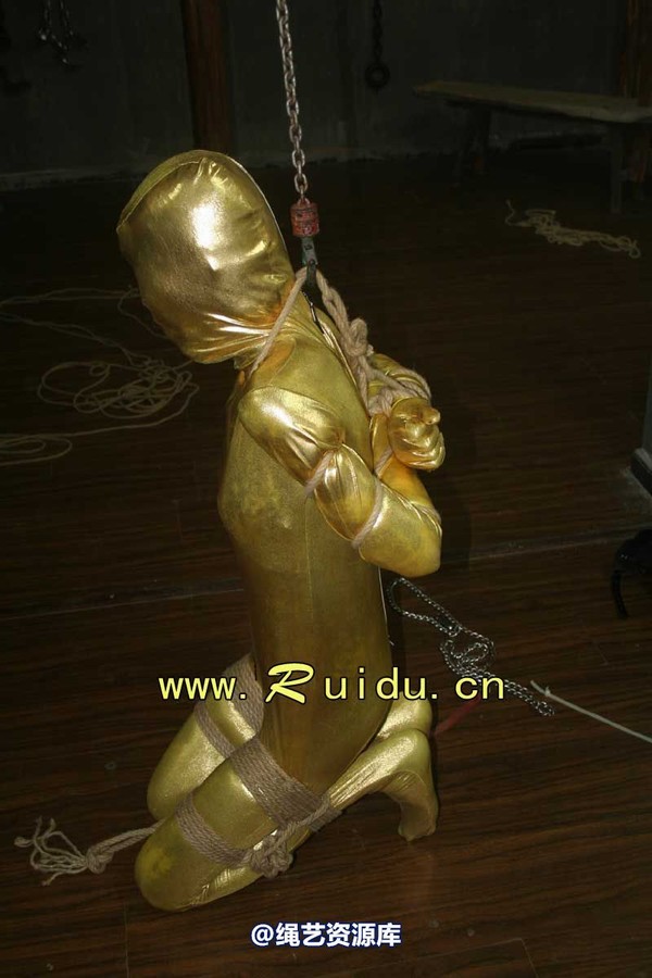 锐度主张 - 20070921第34期 影片胶衣紧缚悬吊图片 第 75 张图片