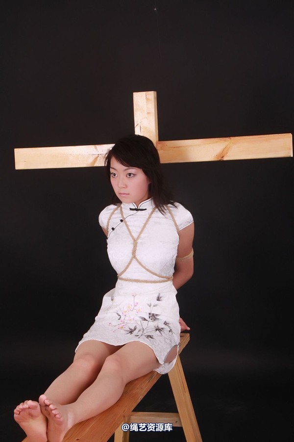 神艺缘 - 117-十字架下旗袍女 第 20 张图片