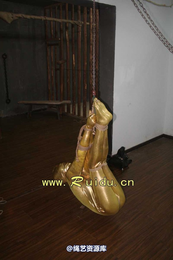 锐度主张 - 20070928第35期 影片胶衣紧缚悬吊图片 第 103 张图片