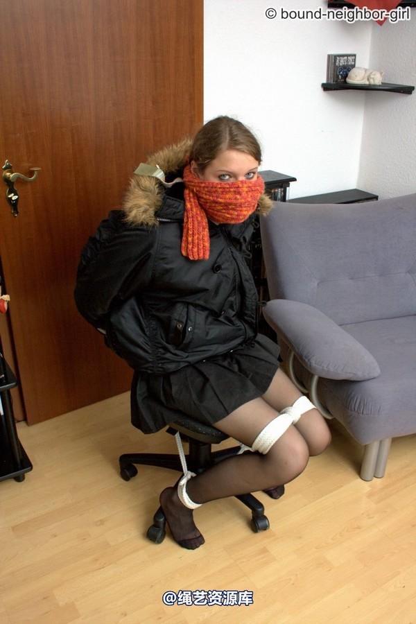 bound-neighbor-girl - Chantal and Tanja - Winterly Bondage 第 38 张图片