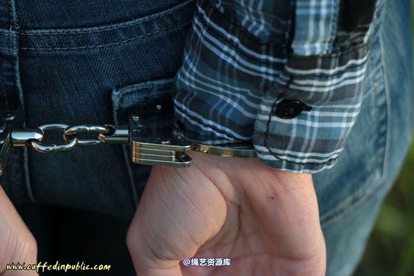 girlsinsteel - Cold day in handcuffs 第 49 张图片