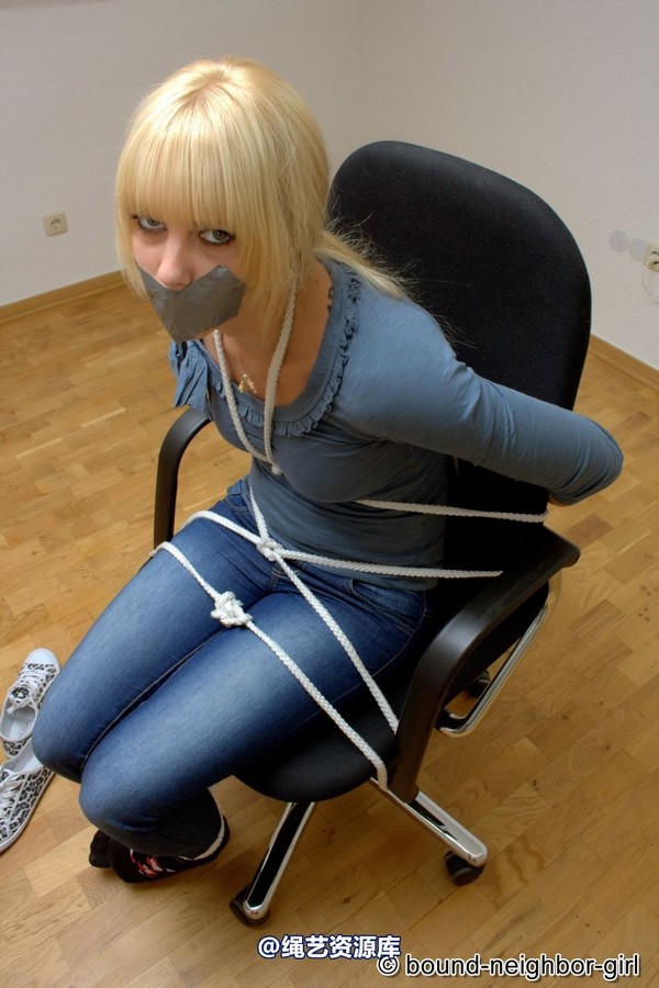 bound-neighbor-girl - Janine A - bondage games in the office 2 第 22 张图片