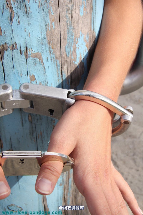 girlsinsteel - Cuffed at the playground 第 29 张图片