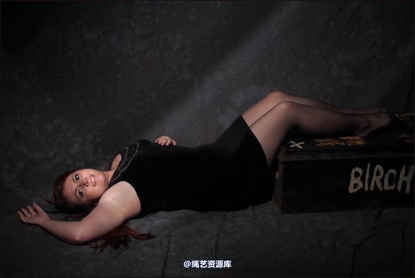 simplytied - Nikki gets hogtied 第 4 张图片