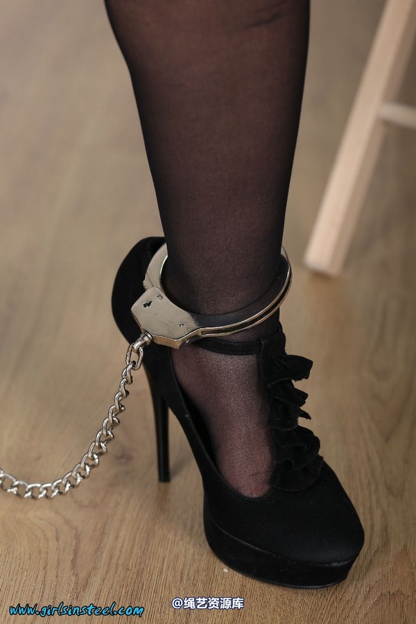 girlsinsteel - Hot secretary in Clejuso High security handcuffs 第 74 张图片