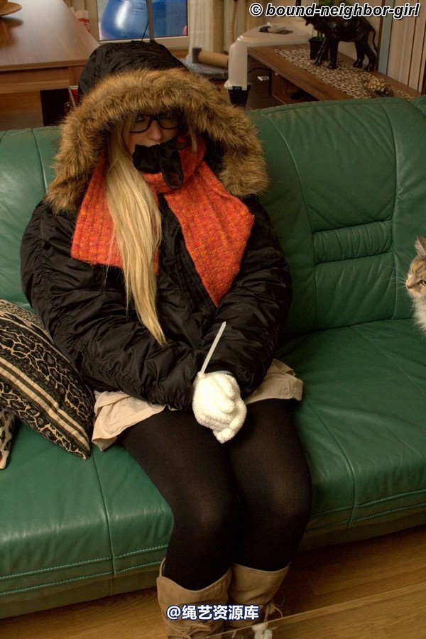 bound-neighbor-girl - Marenka - In winter jacket tied 1 第 6 张图片