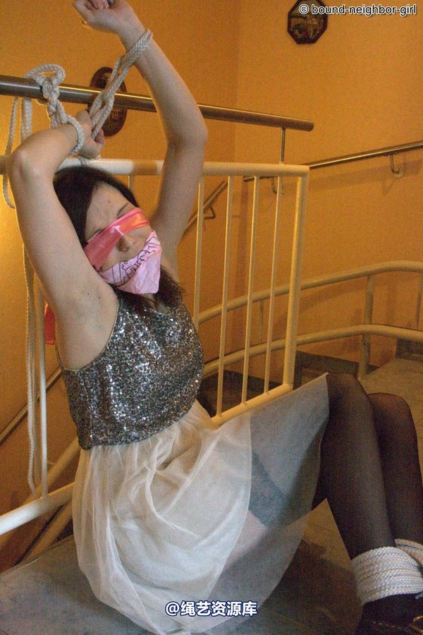 bound-neighbor-girl - Susan tied at home 第 11 张图片