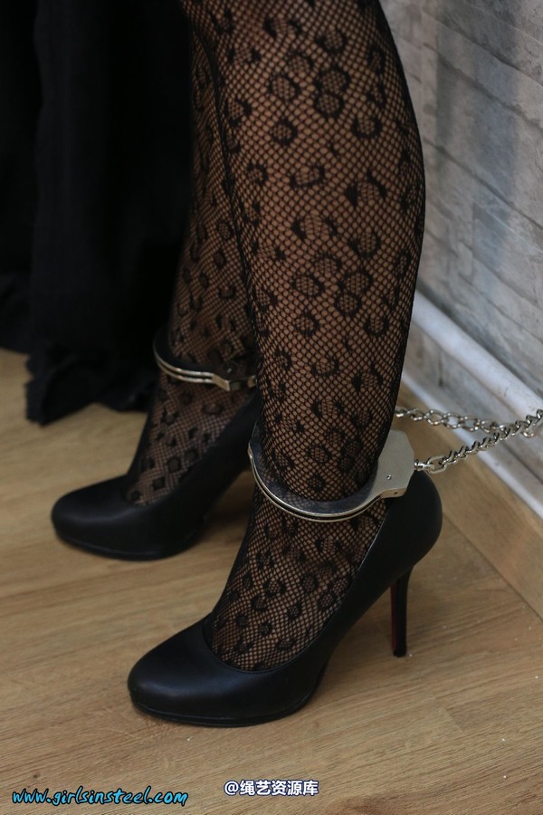 girlsinsteel - Leather lady cuffed to the heater 第 31 张图片