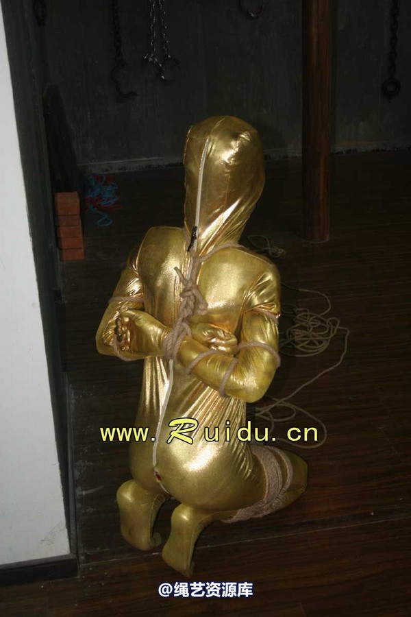 锐度主张 - 20070921第34期 影片胶衣紧缚悬吊图片 第 7 张图片