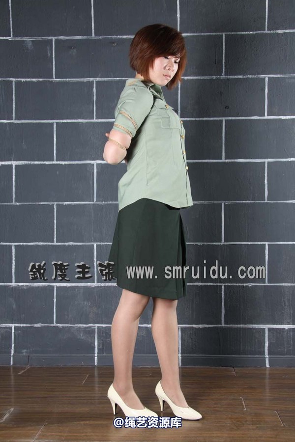 锐度主张 - 军服五花绑模特：瑶瑶 第 42 张图片